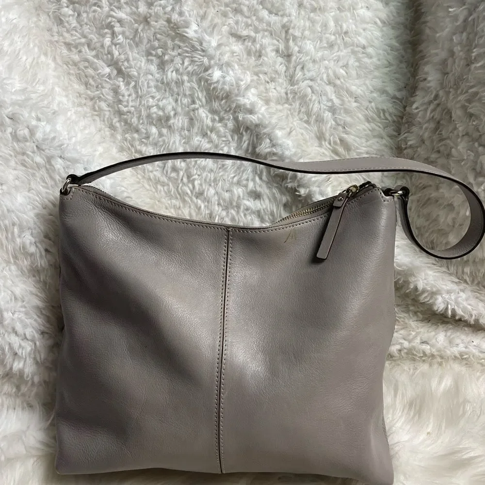 Kate Spade leather gray medium shoulder bag with gold tone hardwares.